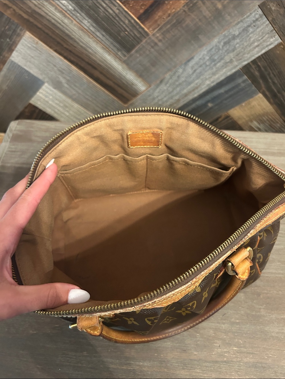 Louis Vuitton Tivoli PM Handbag - Picture 8 of 8